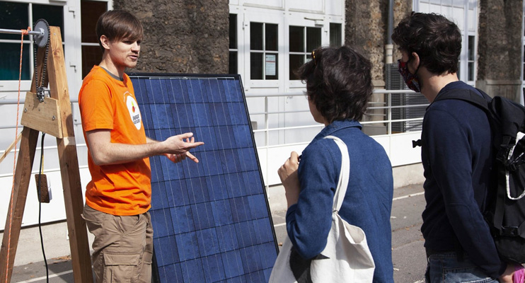 Fte de l'nergie - photo de Valentin, Energie Partage, explicant le monte-charge solaire